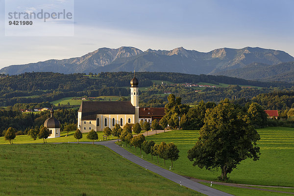Wallfahrtskirche St. Marinus und Anian in Wilparting  Gemeinde Irschenberg  hinten Mangfallgebirge  Oberland  Oberbayern  Bayern  Deutschland