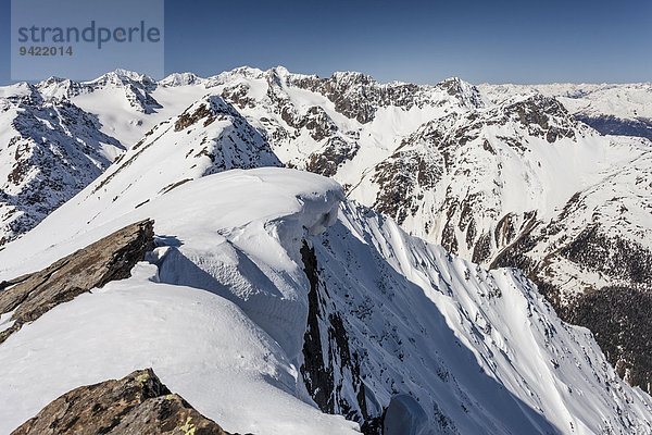 Auf dem Gipfelgrat mit Schneewechte zur Laaser Orgelspitze im Martelltal und Nationalpark Stilfserjoch  hinten die Ortlergruppe mit König  Zebru und Ortler  Vinschgau  Südtirol  Trentino-Südtirol  Italien
