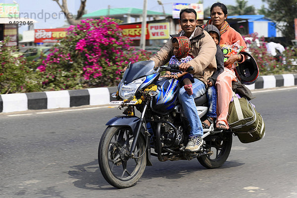 Indische Familie auf dem Motorrad  bei Mumbai  Maharashtra  Indien