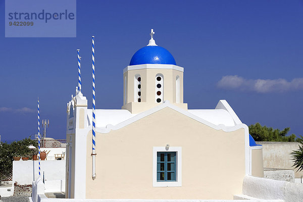 Blaue Kuppel einer byzantinisch-orthodoxen Kirche  Oia  Santorin  Kykladen  Griechenland