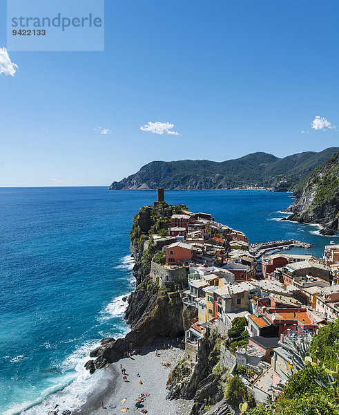 Bunte Häuser an Steilküste mit Strand  Ausblick auf Vernazza  La Spezia  Cinque Terre  Ligurien  Italien