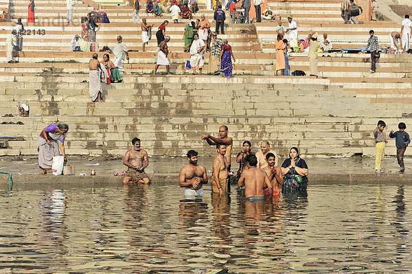 Gläubige bei rituellen Waschungen am Ufer des Ganges  Varanasi  Benares  Uttar Pradesh  Indien