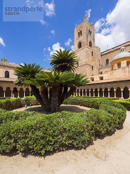 Kreuzgang mit verzierten Säulen in der Kathedrale von Monreale oder Kathedrale Santa Maria Nuova  Monreale  Sizilien  Italien