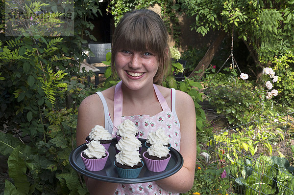 Mädchen präsentiert ihre selbstgebackenen Oreo brownie cupcakes