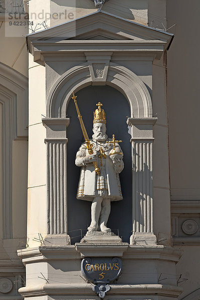 Skulptur von Karl dem V. am barocken Rathaus  Lüneburg  Niedersachsen  Deutschland