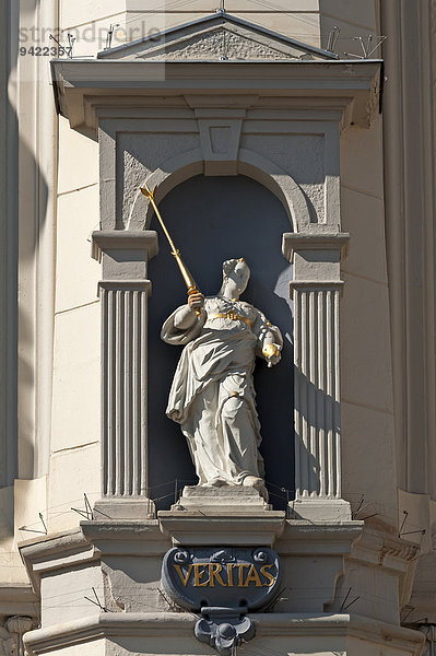 Skulptur der Veritas  Göttin der Wahrheit  am barocken Rathaus  Lüneburg  Niedersachsen  Deutschland