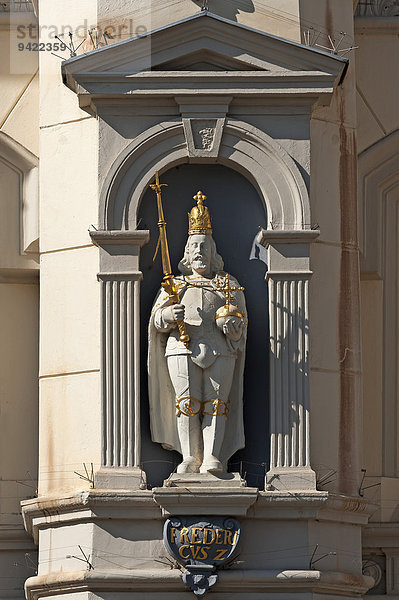Skulptur Friederich des II. am barocken Rathaus  Lüneburg  Niedersachsen  Deutschland