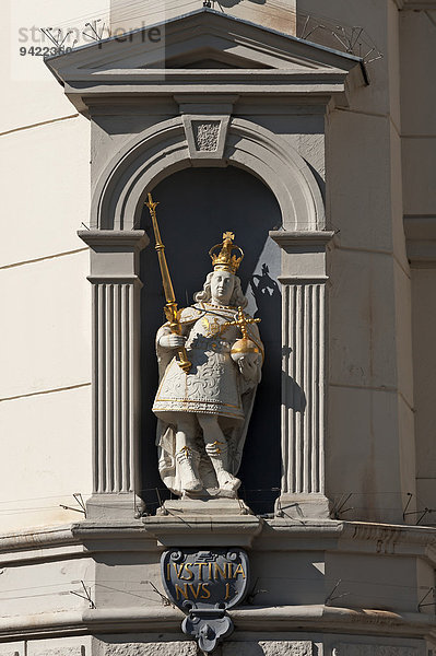 Skulptur Justinian des I. am barocken Rathaus  Lüneburg  Niedersachsen  Deutschland