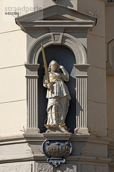 Skulptur der Justitia am barocken Rathaus  Lüneburg  Niedersachsen  Deutschland
