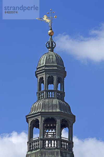 Rathausturm mit dem Porzellan-Glockenspiel  Lüneburg  Niedersachsen  Deutschland