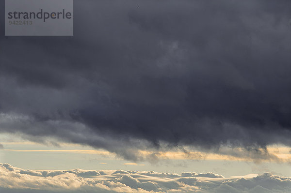 Regenwolken (Nimbostratus)  unten dichte Wolkendeck