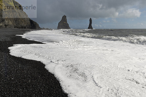 Brandung am schwarzen Reynisfjara Lava-Strand  Felsnadeln Reynisdrangar  bei Vík í Mýrdal  Südküste  Island