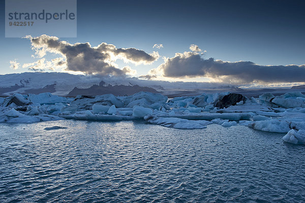 Abendstimmung  Sonne hinter Wolken  Gletscherlagune Jökulsárlón  Südisland  Island