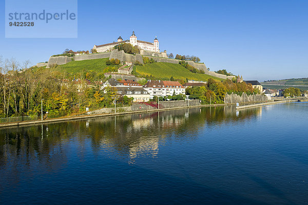 Festung Marienberg auf einem Hügel über der Stadt  am Main  im Herbst  Würzburg  Bayern  Deutschland