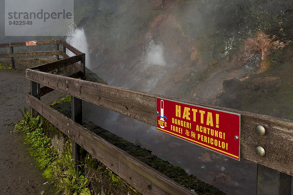 Warnschild an einem Zaun  heiße Quelle Deildartunguhver  eine der wasserreichsten in Island mit 180 Litern kochendem Wasser pro Sekunde  Reykholtsdalur  Island