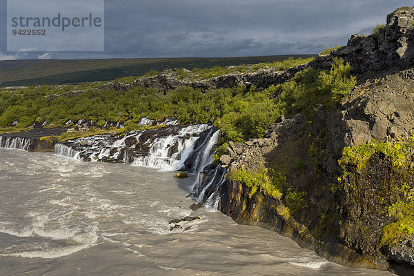 Hraunfossar  Wasserfälle des Flusses Hvita  bei Húsafell und Reykholt  Island