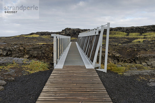Brücke zwischen den Kontinenten führt über den Grabenbruch zwischen der amerikanischen und der europäischen Kontinentalplatte  Halbinsel Reykjanes  Island