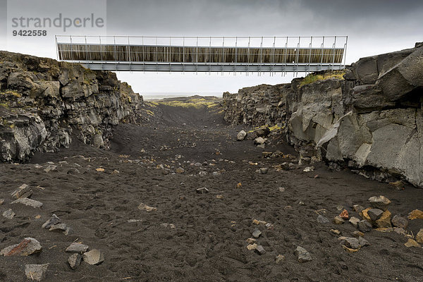 Brücke zwischen den Kontinenten führt über den Grabenbruch zwischen der amerikanischen und der europäischen Kontinentalplatte  Halbinsel Reykjanes  Island
