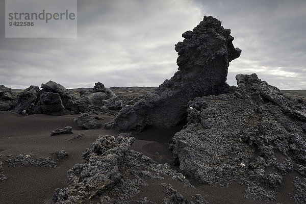 Schwarzer Sand  aufgetürmte Lava  Halbinsel Reykjanes  Island