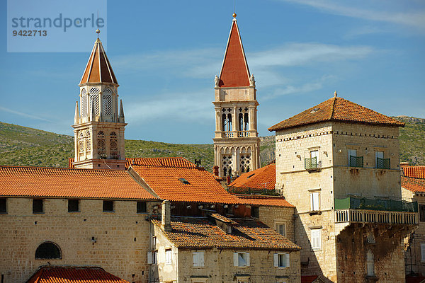 Hafen mit mittelalterlichen Gebäuden  Trogir  Kroatien