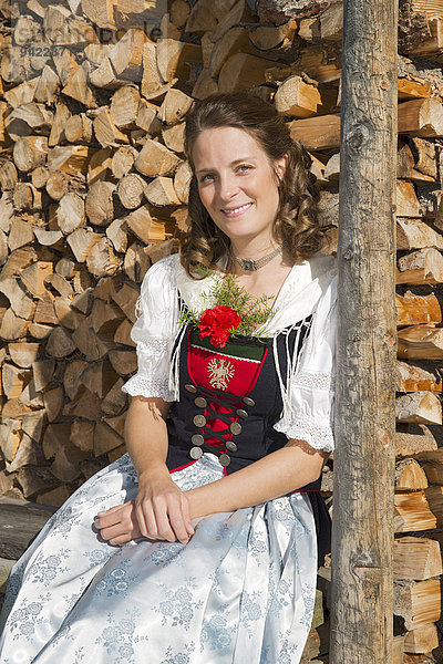 Junge Frau in Tracht  für die Region Achensee typische Tiroler Tracht  Achenkirch am Achensee  Tirol  Österreich