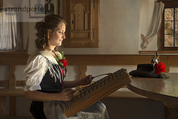 Michaela Eichhorst  Marketenderin der Aschbacher Schützen  in einer für die Region Achensee typischen Tiroler Tracht  Achenkirch am Achensee  Tirol  Österreich