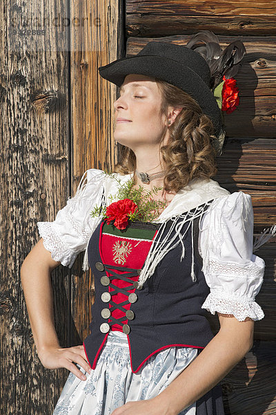 Junge Frau in Tracht  für die Region Achensee typische Tiroler Tracht  Achenkirch am Achensee  Tirol  Österreich