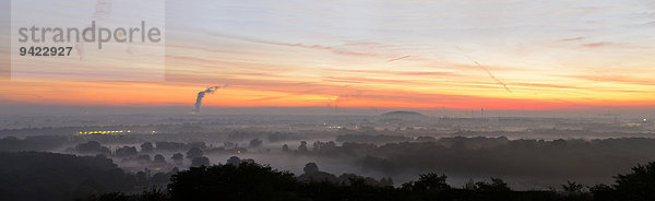 Ausblick von der Bergehalde Norddeutschland auf den Niederrhein und das westliche Ruhrgebiet bei Morgenrot  Neukirchen-Vluyn  Nordrhein-Westfalen  Deutschland