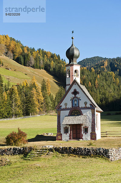 Johanneskapelle auf dem Ranuihof  St. Johann in Ranui  Barock  Geislerspitzen  Geislergruppe  Naturpark Puez-Geisler  Dolomiten  Villnöß  Funes  Villnößtal  Südtirol  Trentino-Südtirol  Italien