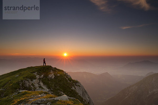 Sonnenuntergang mit Bergsteiger auf Gipfel mit Allgäuer Alpen  Oberstdorf  Bayern  Deutschland