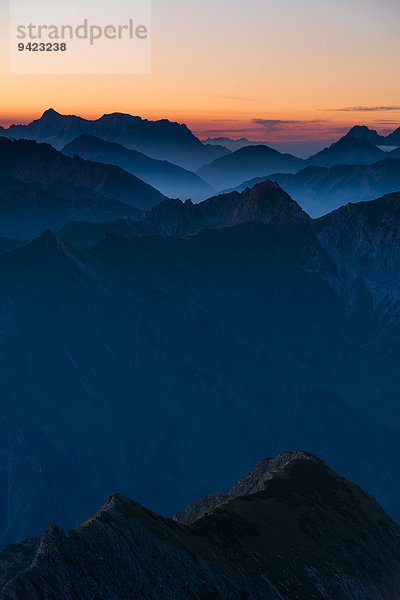 Sonnenaufgang über den Allgäuer Alpen mit gestaffelten Gipfeln  Oberstdorf  Bayern  Deutschland
