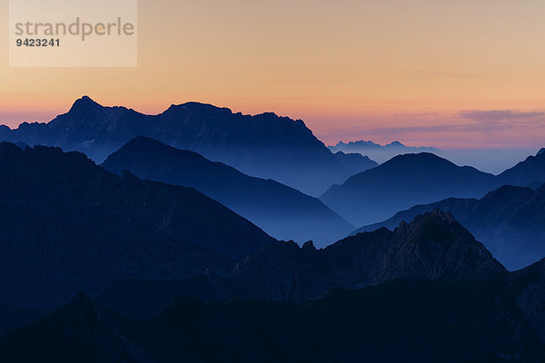 Sonnenaufgang über den Allgäuer Alpen mit gestaffelten Gipfeln  Oberstdorf  Bayern  Deutschland