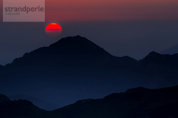 Sonnenaufgang über den Allgäuer Alpen  Oberstdorf  Bayern  Deutschland