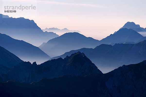 Gestaffelte Gipfel der Allgäuer Alpen am frühen Morgen  Oberstdorf  Bayern  Deutschland