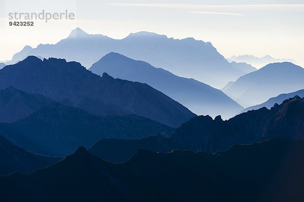 Gestaffelte Gipfel der Allgäuer Alpen am frühen Morgen  Oberstdorf  Bayern  Deutschland