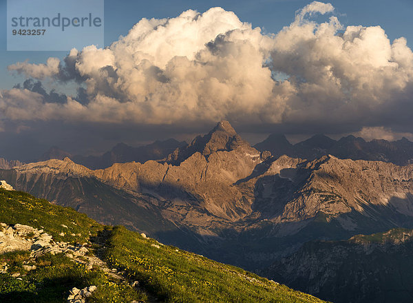 Dunkle Wolken über den Allgäuer Alpen  Oberstdorf  Bayern  Deutschland