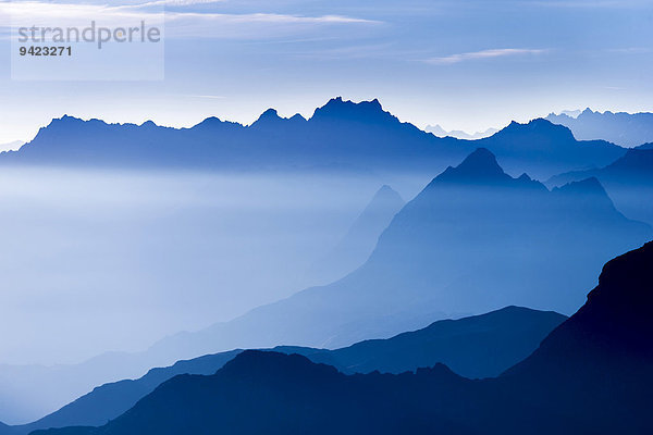 Blaue Stunde über Montafoner Bergen  Gargellen  Montafon  Vorarlberg  Österreich
