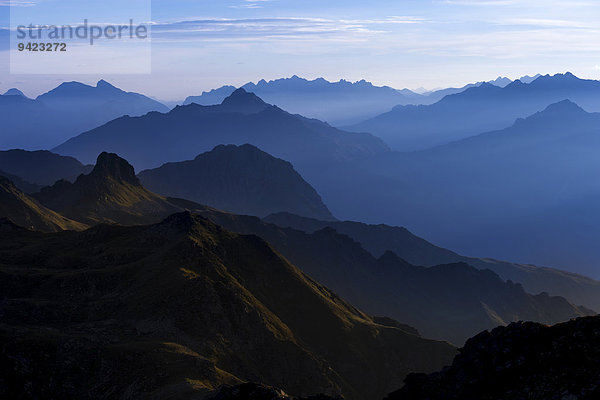 Blaue Stunde über Montafoner Bergen  Gargellen  Montafon  Vorarlberg  Österreich