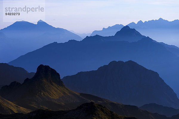 Blaue Stunde über Montafoner Bergen  Gargellen  Montafon  Vorarlberg  Österreich