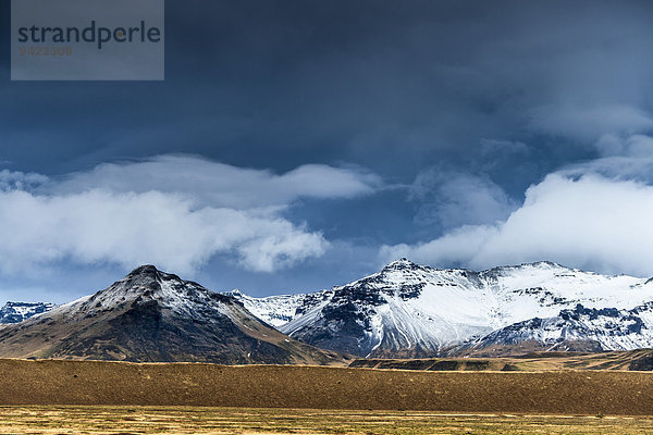 Isländische Landschaft mit dramatischem Himmel  bei Vik  Island