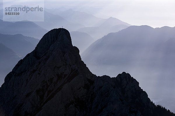 Blaue Stunde mit Gehrenspitze im Vordergrund  Reutte  Außerfern  Tirol  Österreich