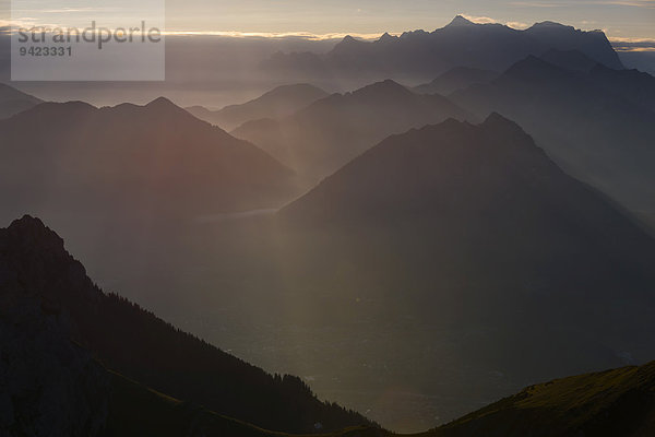 Sonnenaufgang über Reutte  Tirol  mit Gehrenspitze im Vordergrund  Reutte  Außerfern  Tirol  Österreich