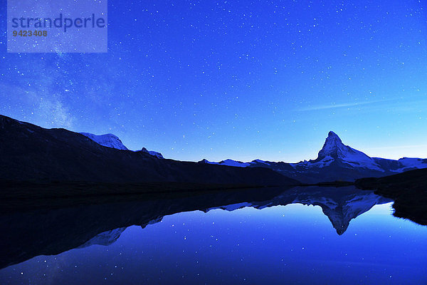Matterhorn mit Milchstrasse spiegelt sich im Stellisee  in der Nacht  Walliser Alpen  Kanton Wallis  Zermatt  Schweiz