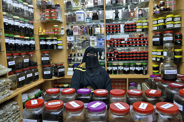 Weihrauch-Verkäuferin an ihrem Verkaufsstand auf dem Weihrauch-Markt  Salalah  Dhofar-Region  Orient  Oman