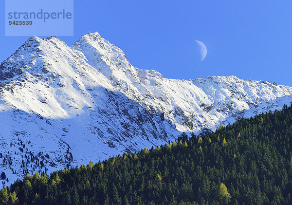 Halbmond über schneebedecktem Gipfel  Ahornspitz  Zillertaler Alpen  Brandberg  Zillertal Alpenhauptkamm  Tirol  Österreich