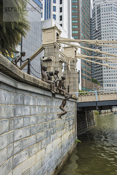 Kinder-Skulptur bei der Cavenagh-Brücke  Singapur
