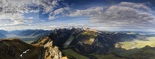 Alpstein mit Sämtisersee und Säntis im Appenzellerland  links das Rheintal  Schweiz  Europa