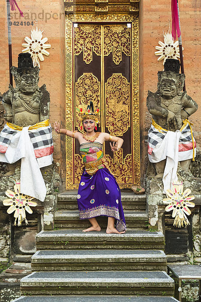 Balinesische Kecak-Tänzerin  Ubud  Bali  Indonesien