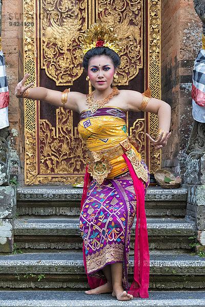 Balinesische Kecak-Tänzerin  Ubud  Bali  Indonesien