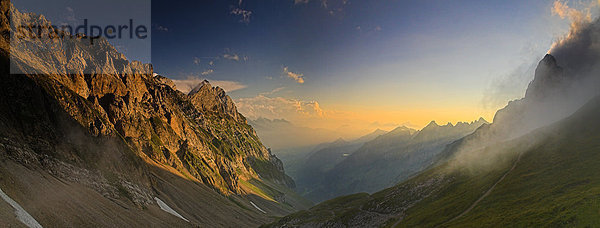 Abendstimmung vom Rotsteinpass im Alpstein  Blick zu den Churfirsten  Schweizer Alpen  Schweiz  Europa